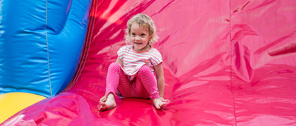 aire de jeux avec chateau gonflable