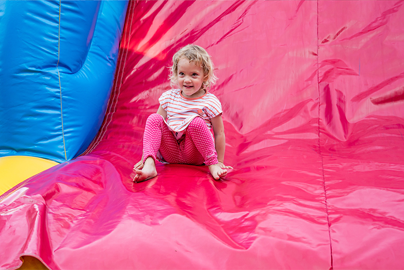 aire de jeux avec structure gonflable